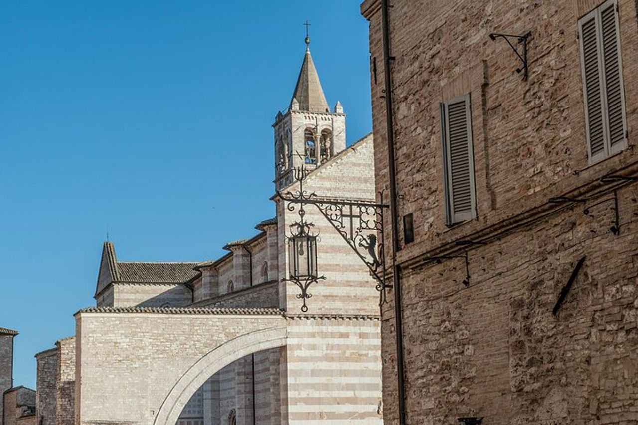 Tour privato a piedi della Basilica di San Francesco di Assisi e della città — 7