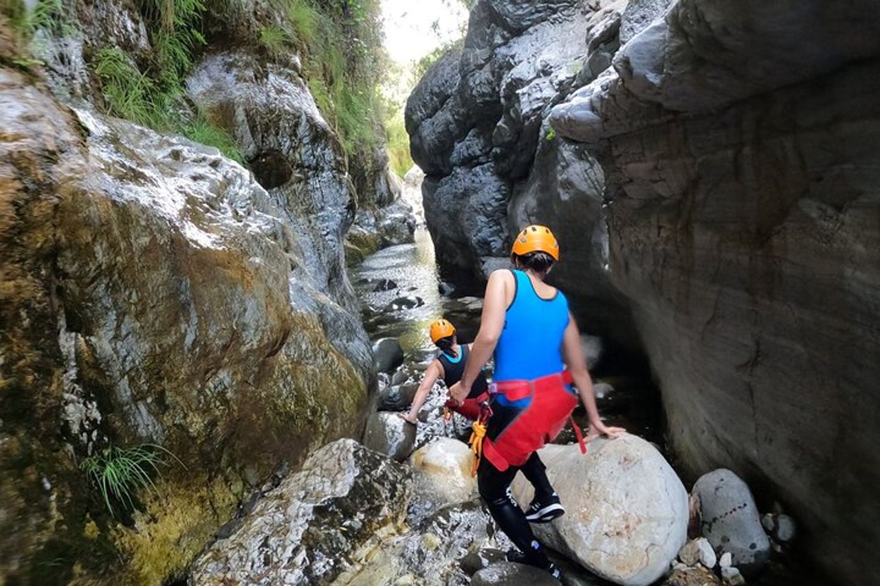 Da Estepona: tour guidato di canyoning sul fiume Guadalmina — 8
