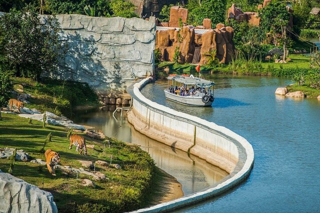Tour di un'intera giornata al parco divertimenti Vinwonder con safari sul fiume da Da Nang — 5