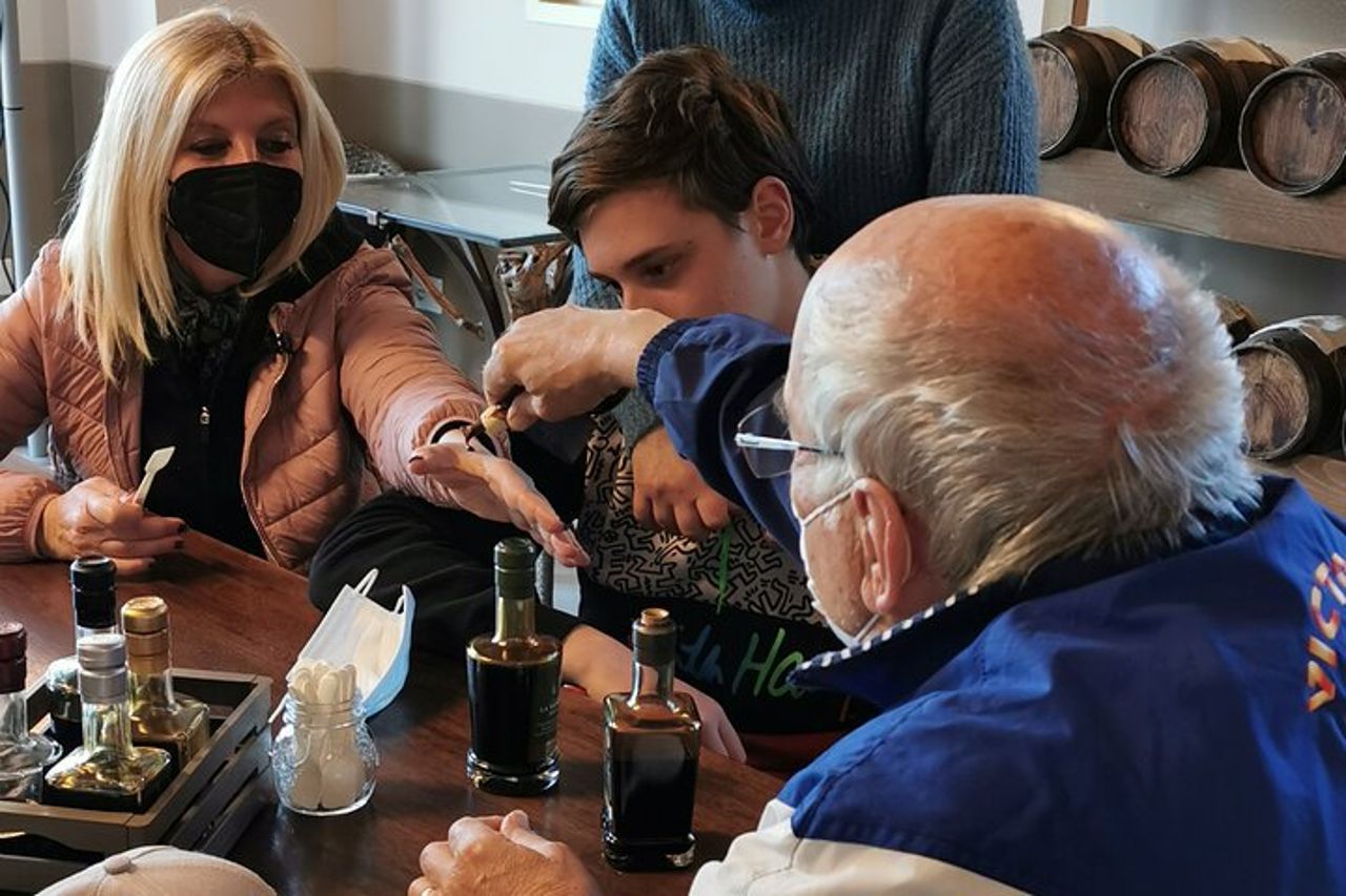 Visita Privata in Acetaia con Degustazione — 7