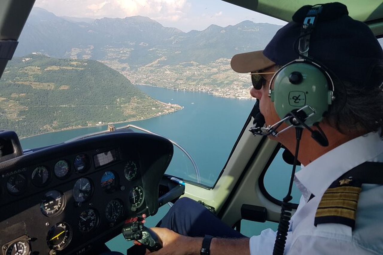 Volo in elicottero sopra Milano e le montagne d'Italia — 6