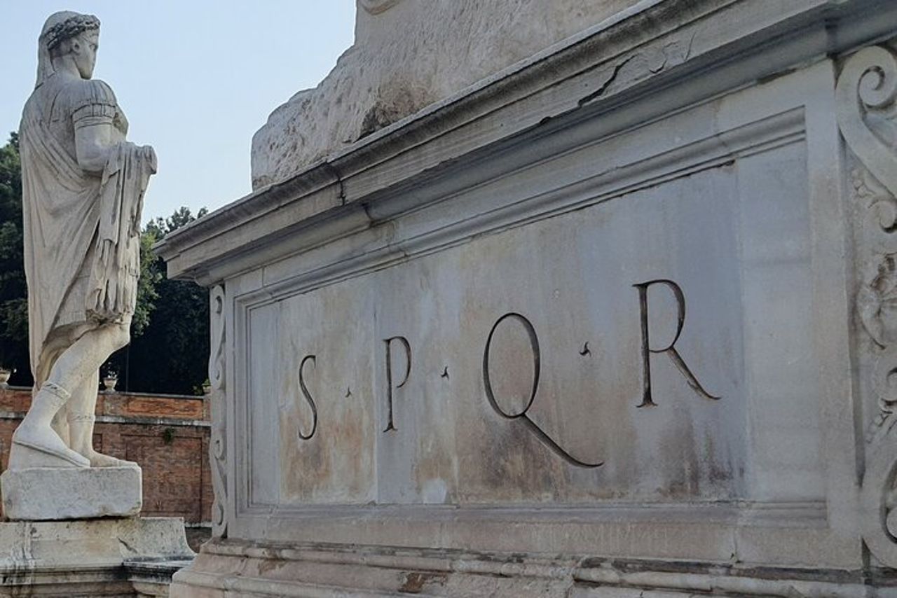 Impara il latino sul campo: lezione guidata e tour nel cuore dell'antica Roma — 2