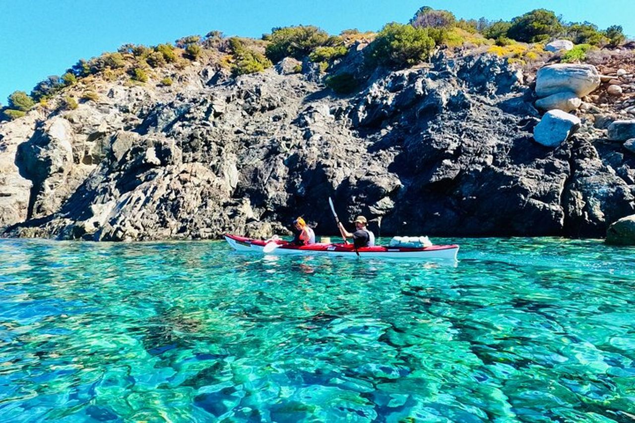 Tour di un'intera giornata in kayak da mare dell'isola d'Elba — 7