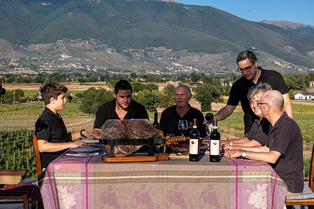 Bere e Magiare: Visita Vigneto e Cantina con Degustazione Privata