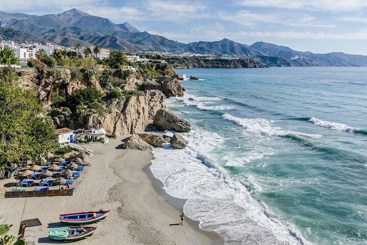 Da Malaga: gita di un giorno a Nerja con ingresso alle grotte — 2