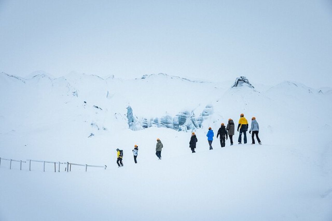 Tour / Incontro di 3 ore nella grotta di ghiaccio di Katla a Vík — 3
