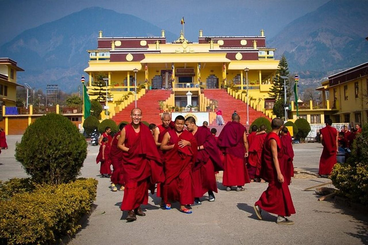 Passeggiata guidata nella cultura tibetana a Norbulingka, Gyuto e al convento