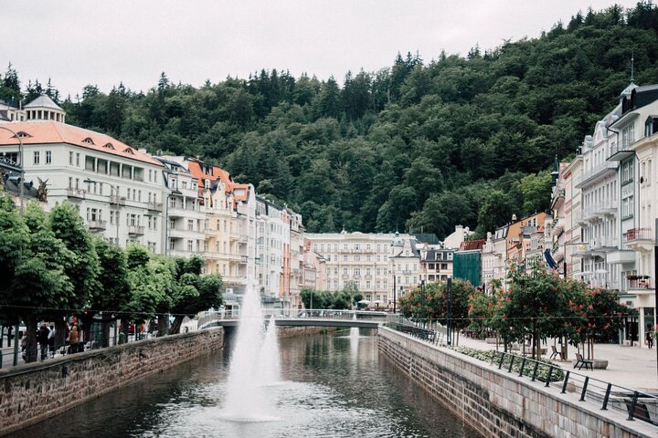 Karlovy Vary: visita la città termale più bella in un tour privato — 2