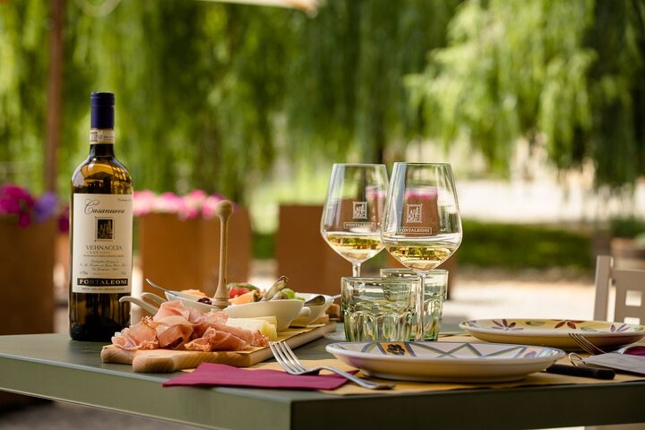 San Gimignano: Visita guidata in cantina e pranzo con degustazione