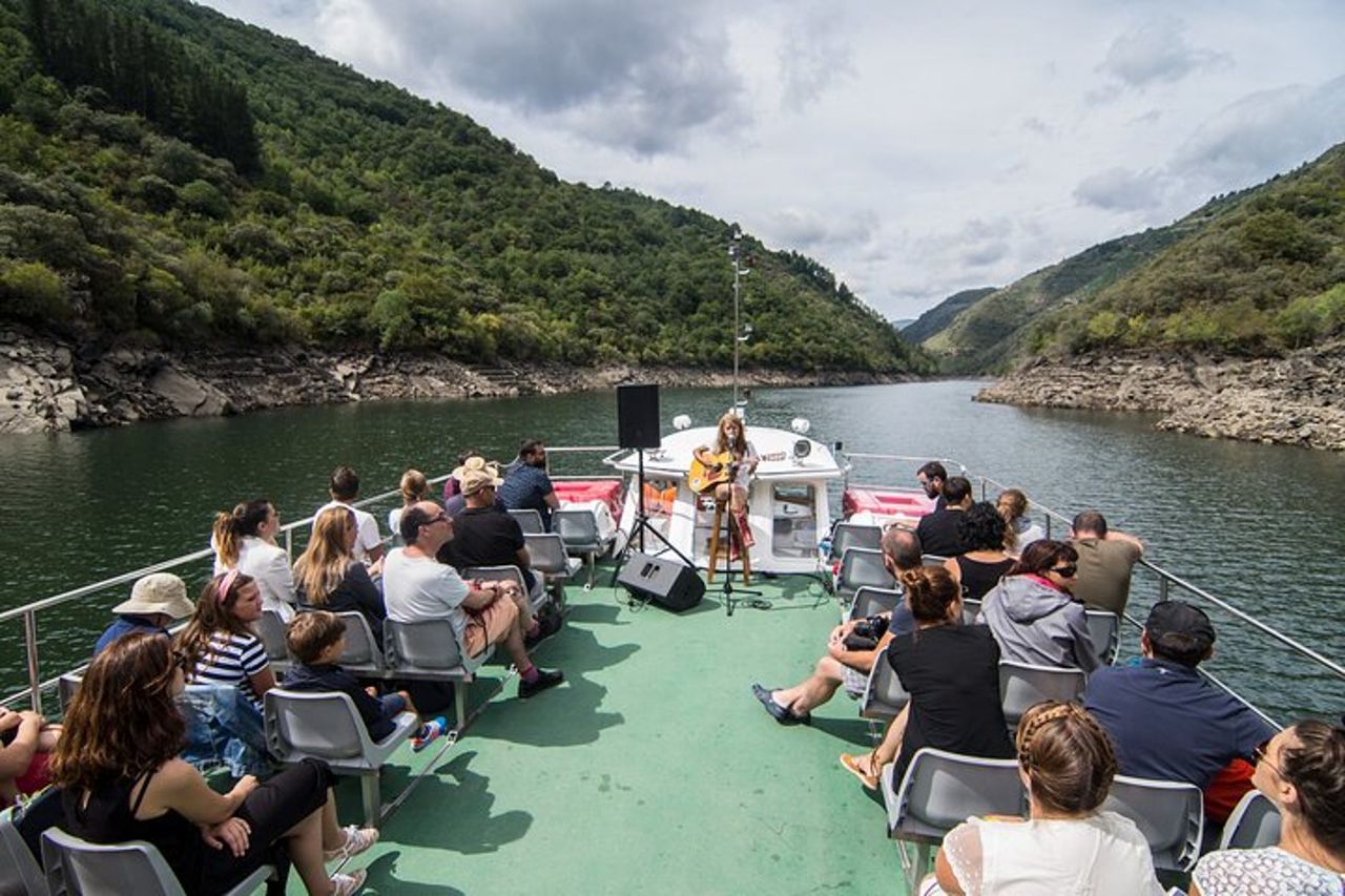 Tour da Santiago a Ribeira Sacra con la barca
