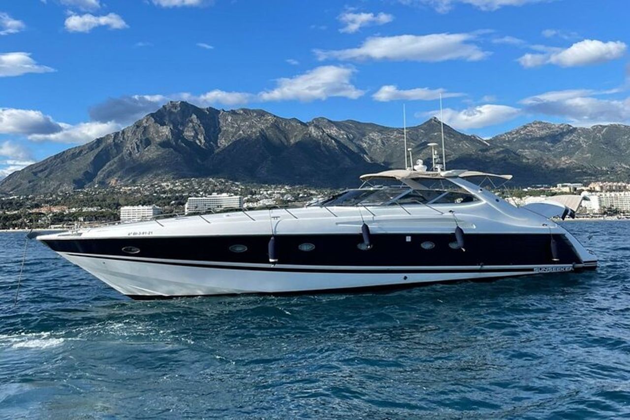 Goditi la costa di Marbella sullo yacht Sunseeker 63 Predator — 2