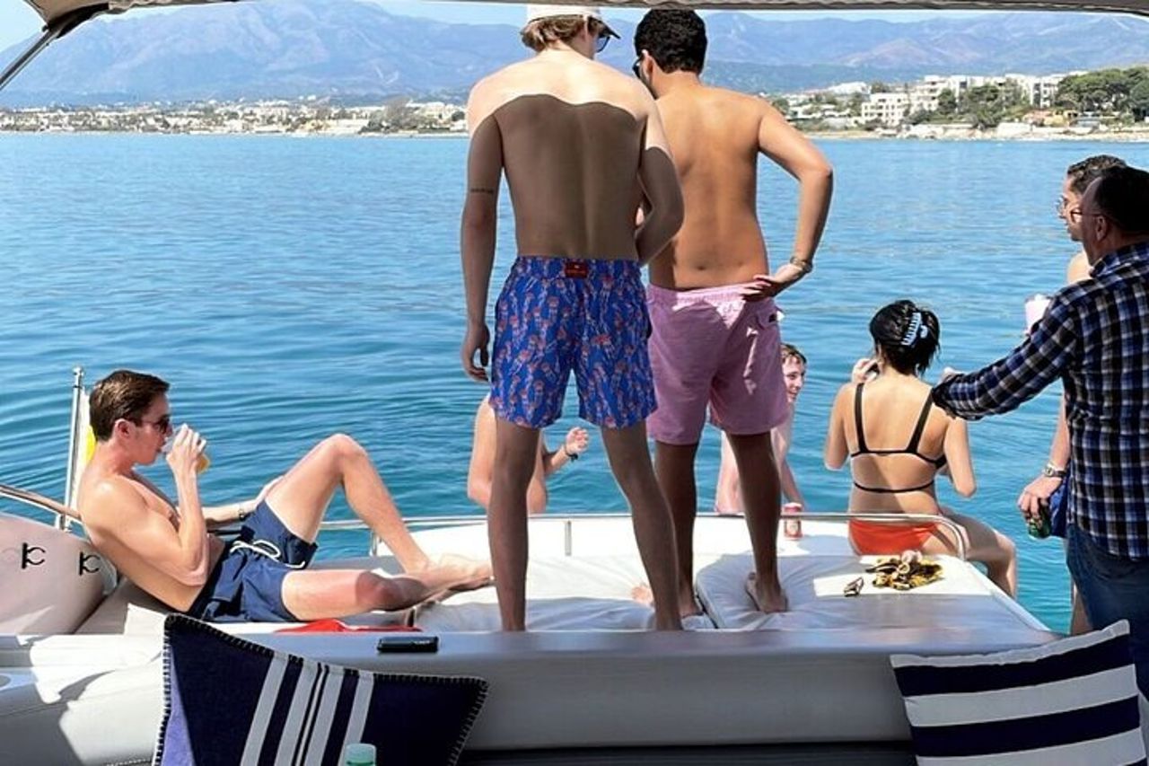 Goditi la costa di Marbella sullo yacht Sunseeker 63 Predator — 6