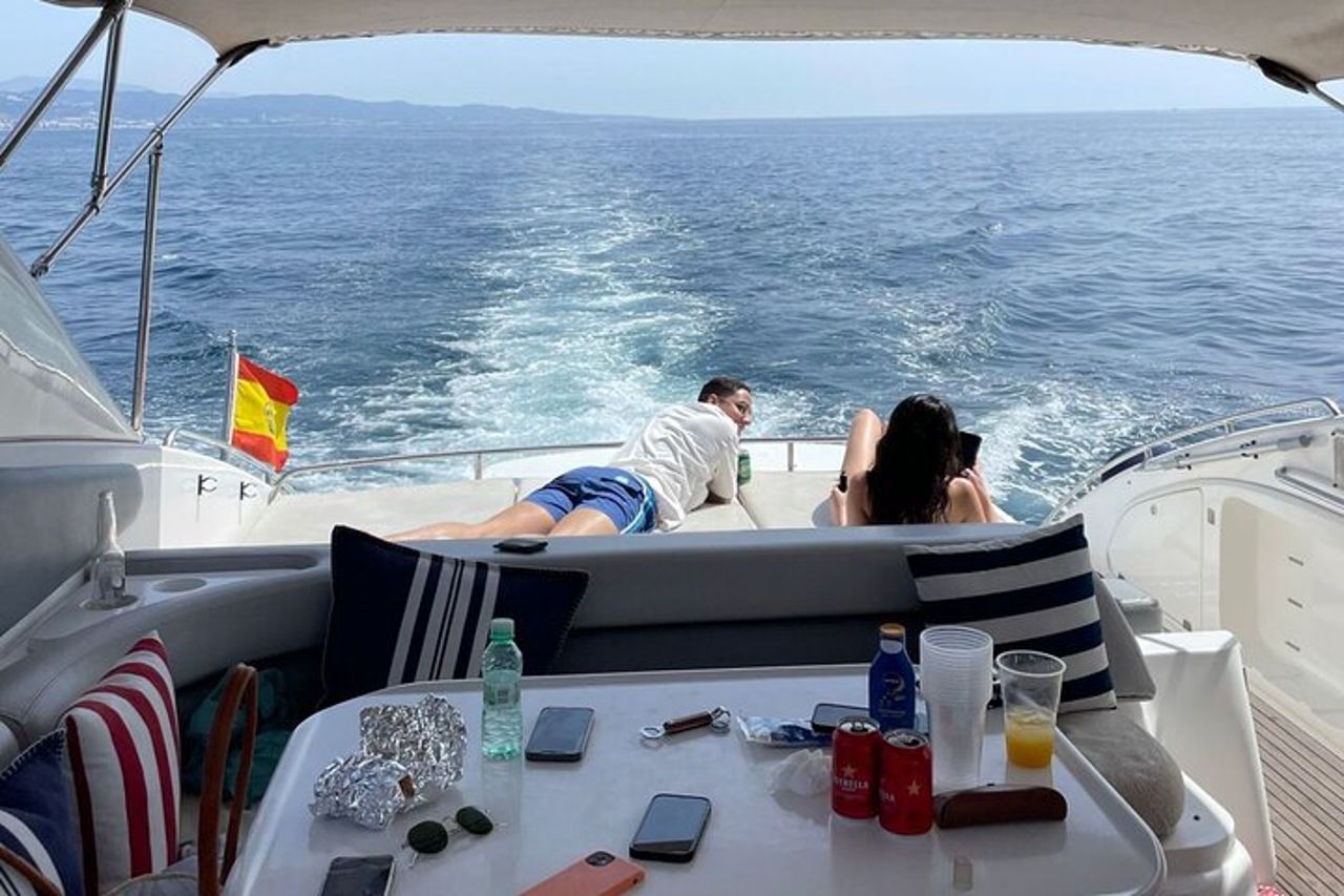 Goditi la costa di Marbella sullo yacht Sunseeker 63 Predator — 7