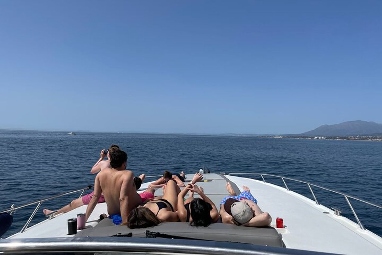 Goditi la costa di Marbella sullo yacht Sunseeker 63 Predator — 8