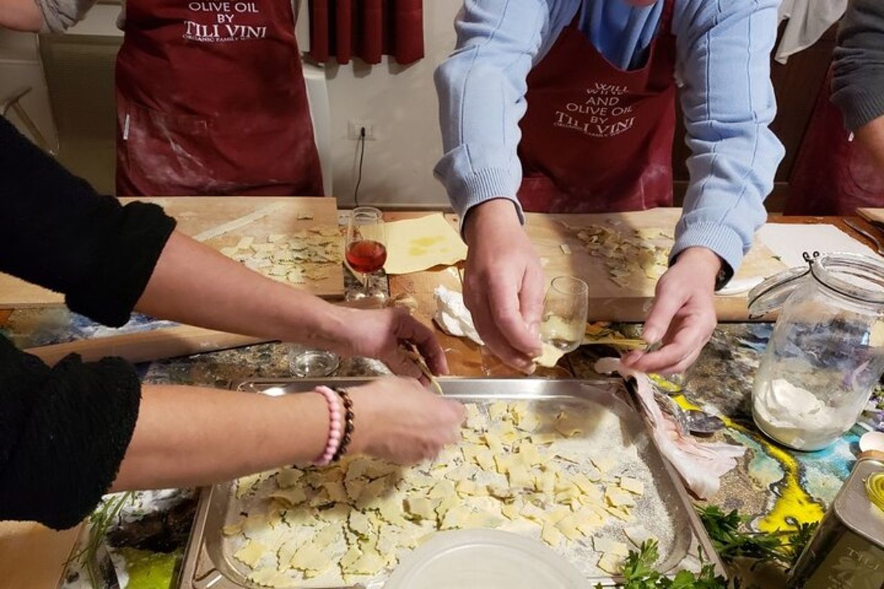 Lezione di cucina tipica regionale umbra con pranzo ad Assisi — 2