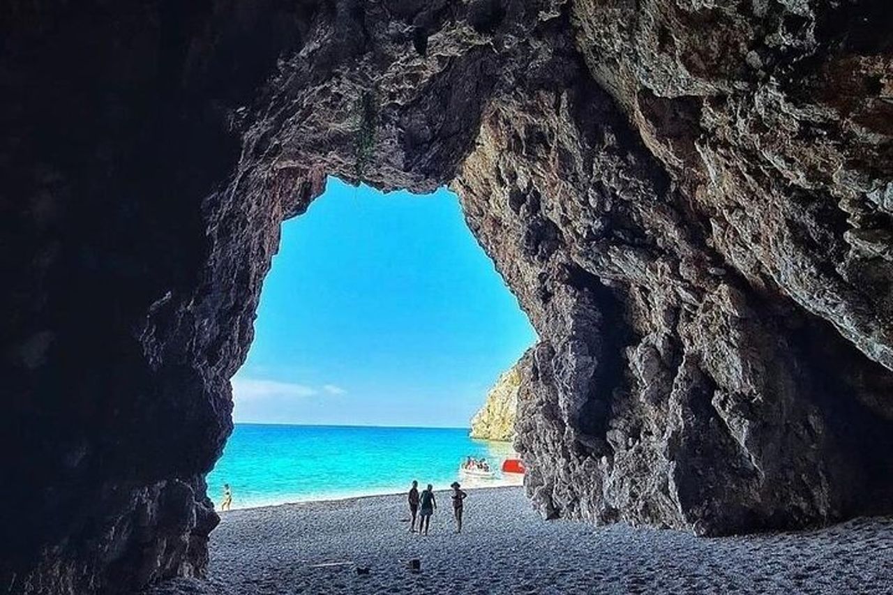 Dhermi : tour in barca alle grotte dei pirati, grotta dei piccioni e soste per nuotare — 2