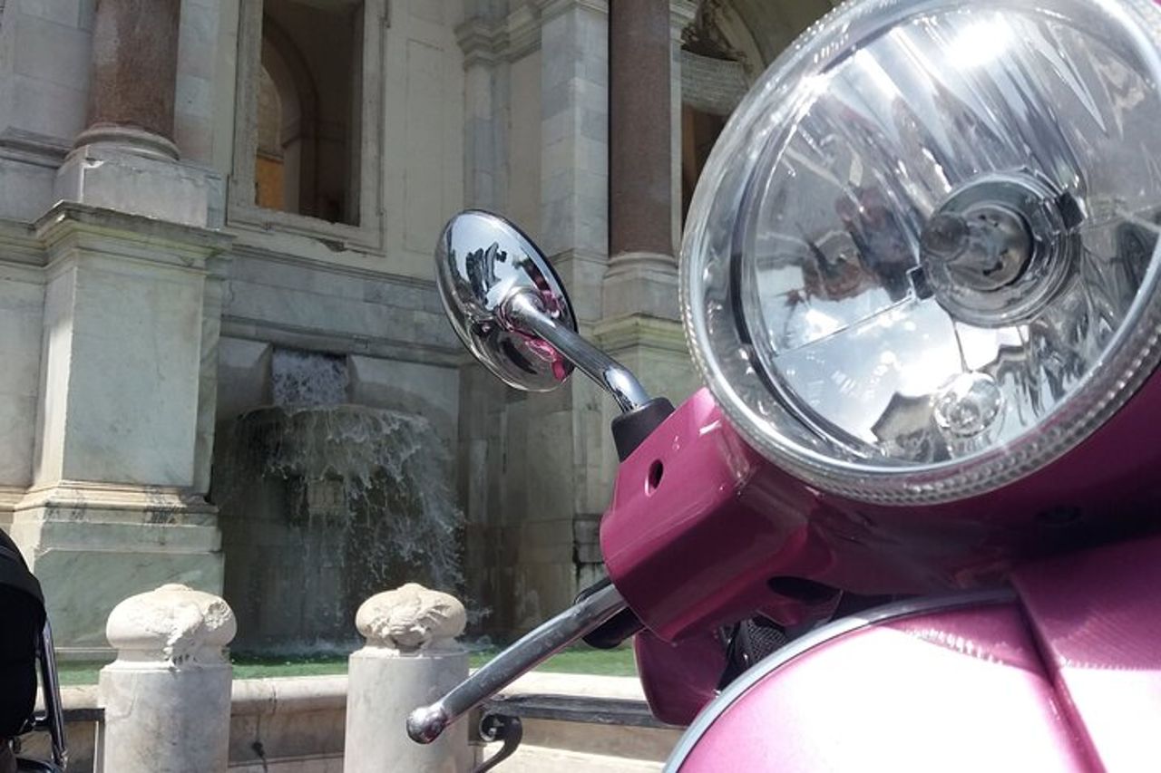 Tour segreto di Roma in Vespa con autista — 4