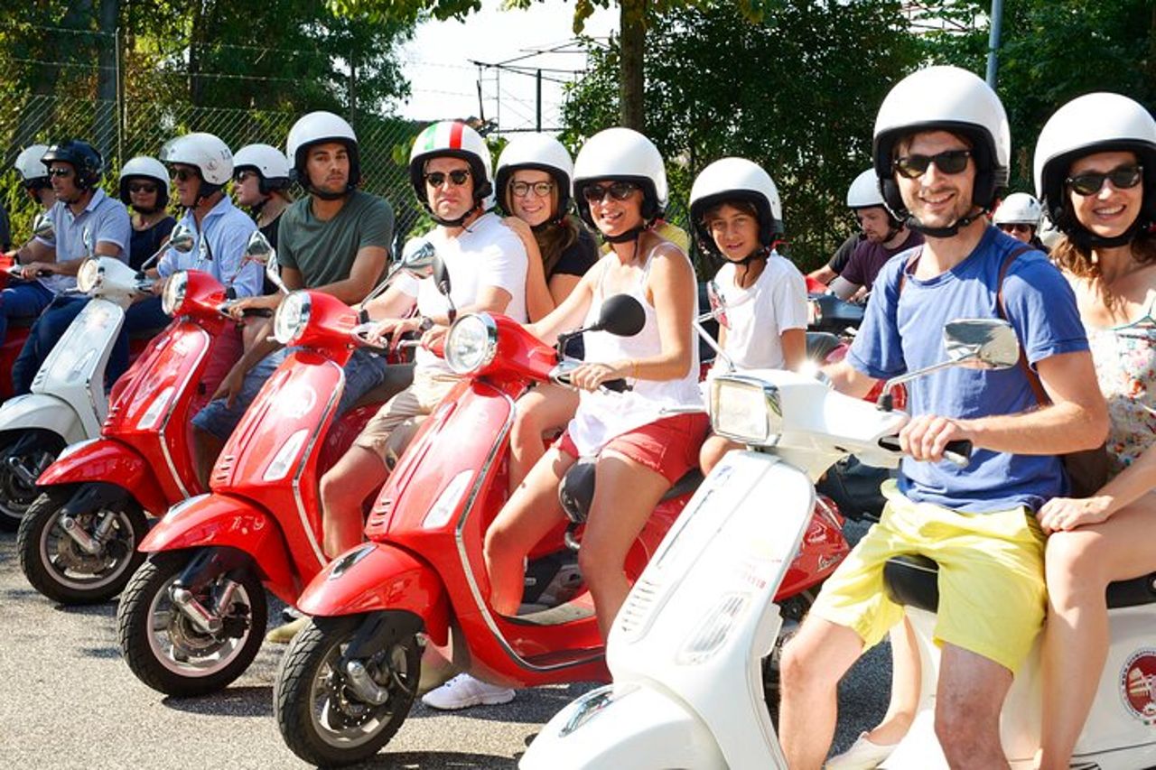 Tour segreto di Roma in Vespa con autista — 5