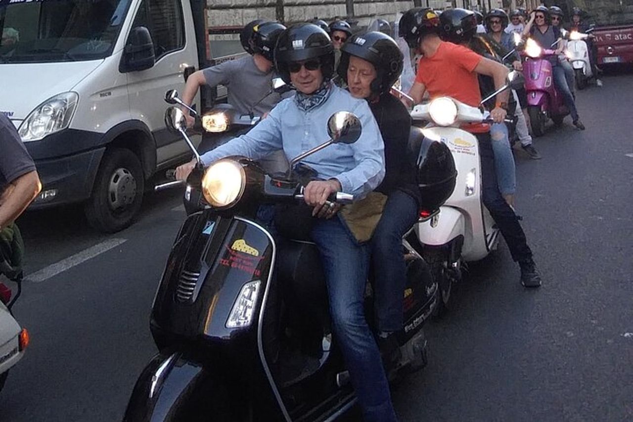 Tour segreto di Roma in Vespa con autista — 6