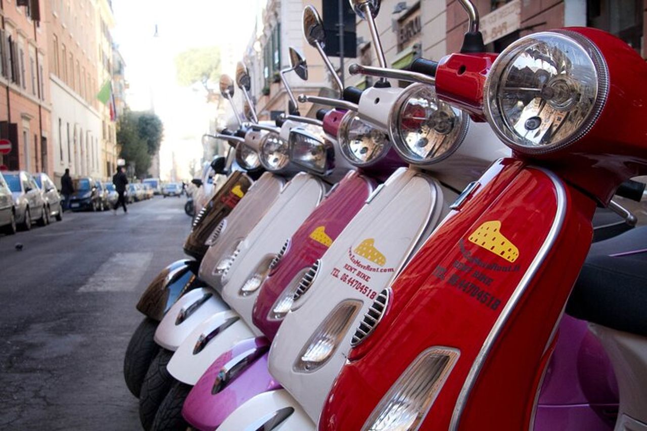 Tour segreto di Roma in Vespa con autista — 7