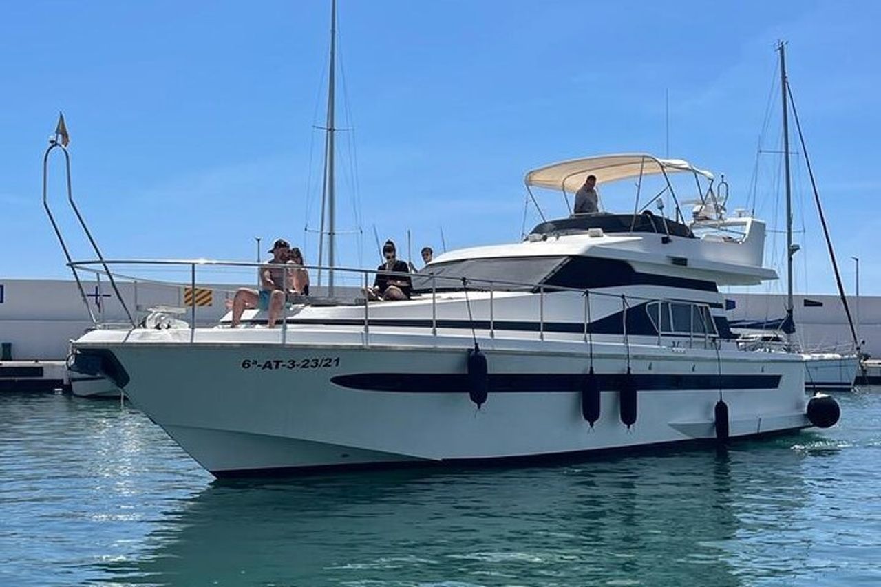 Yacht privato che naviga lungo la costa di Marbella — 4