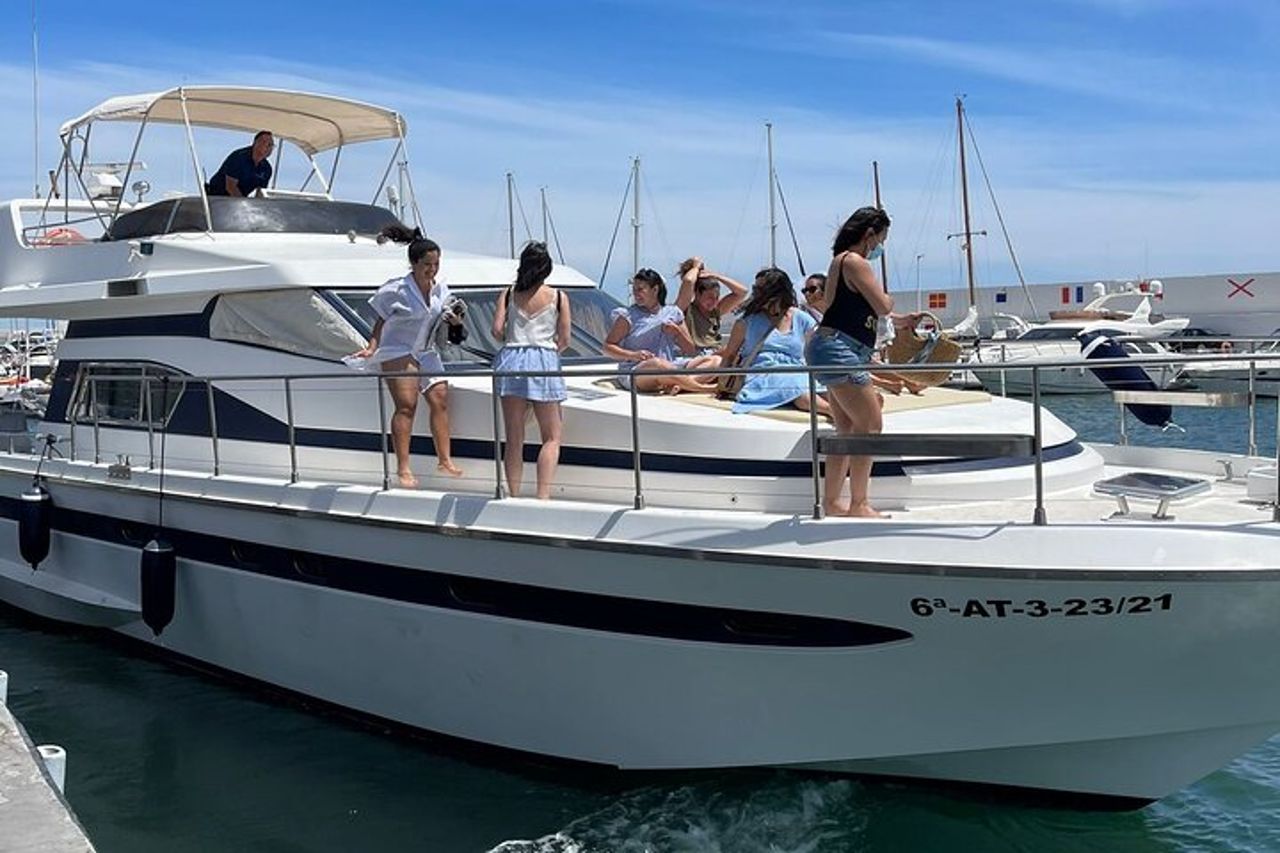 Yacht privato che naviga lungo la costa di Marbella — 2