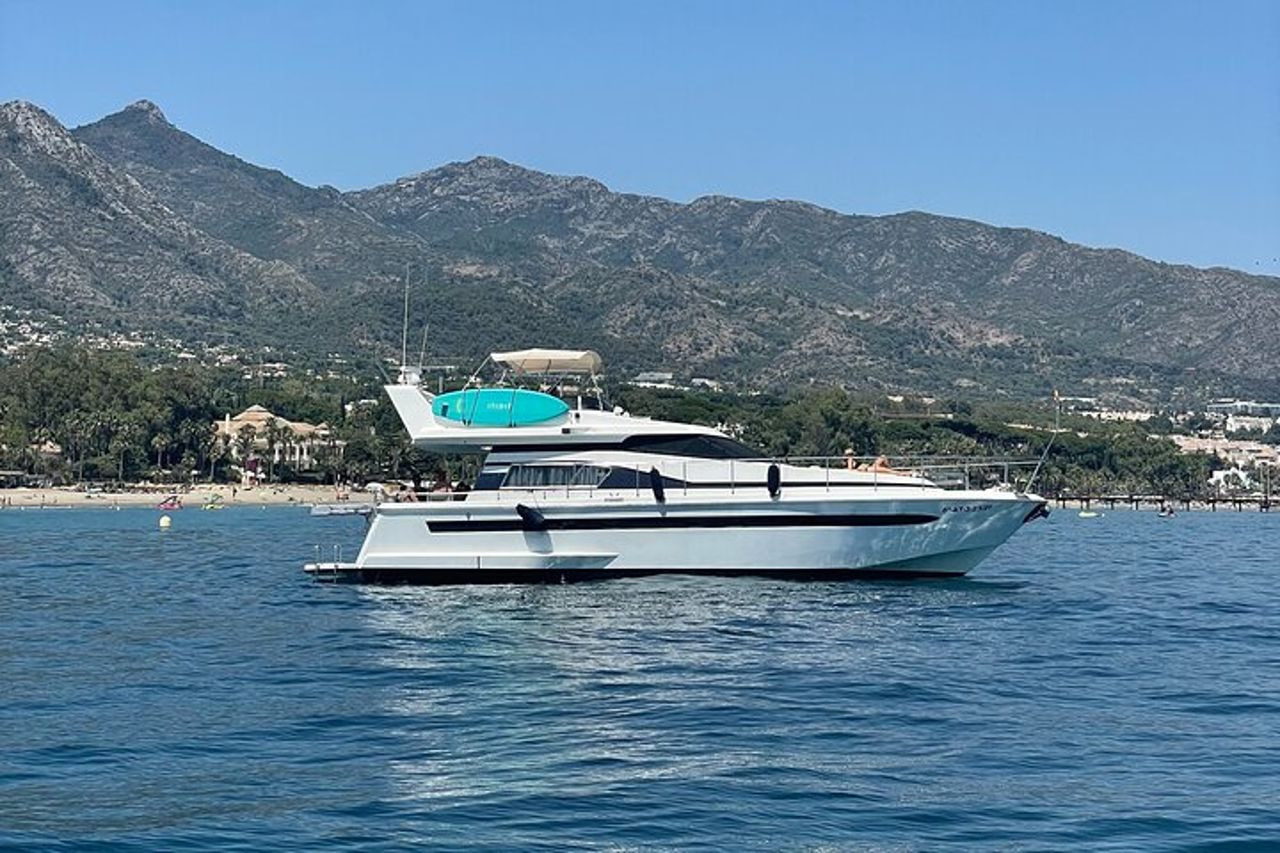 Yacht privato che naviga lungo la costa di Marbella — 3