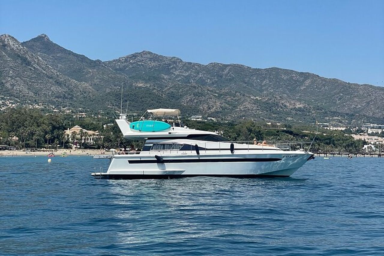 Yacht privato che naviga lungo la costa di Marbella — 6