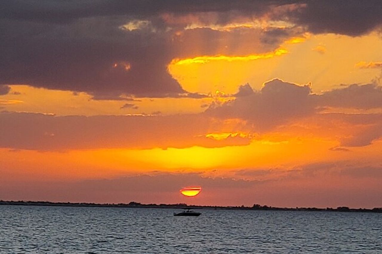 Crociera con delfino al tramonto con vista sul faro di Sanibel — 3