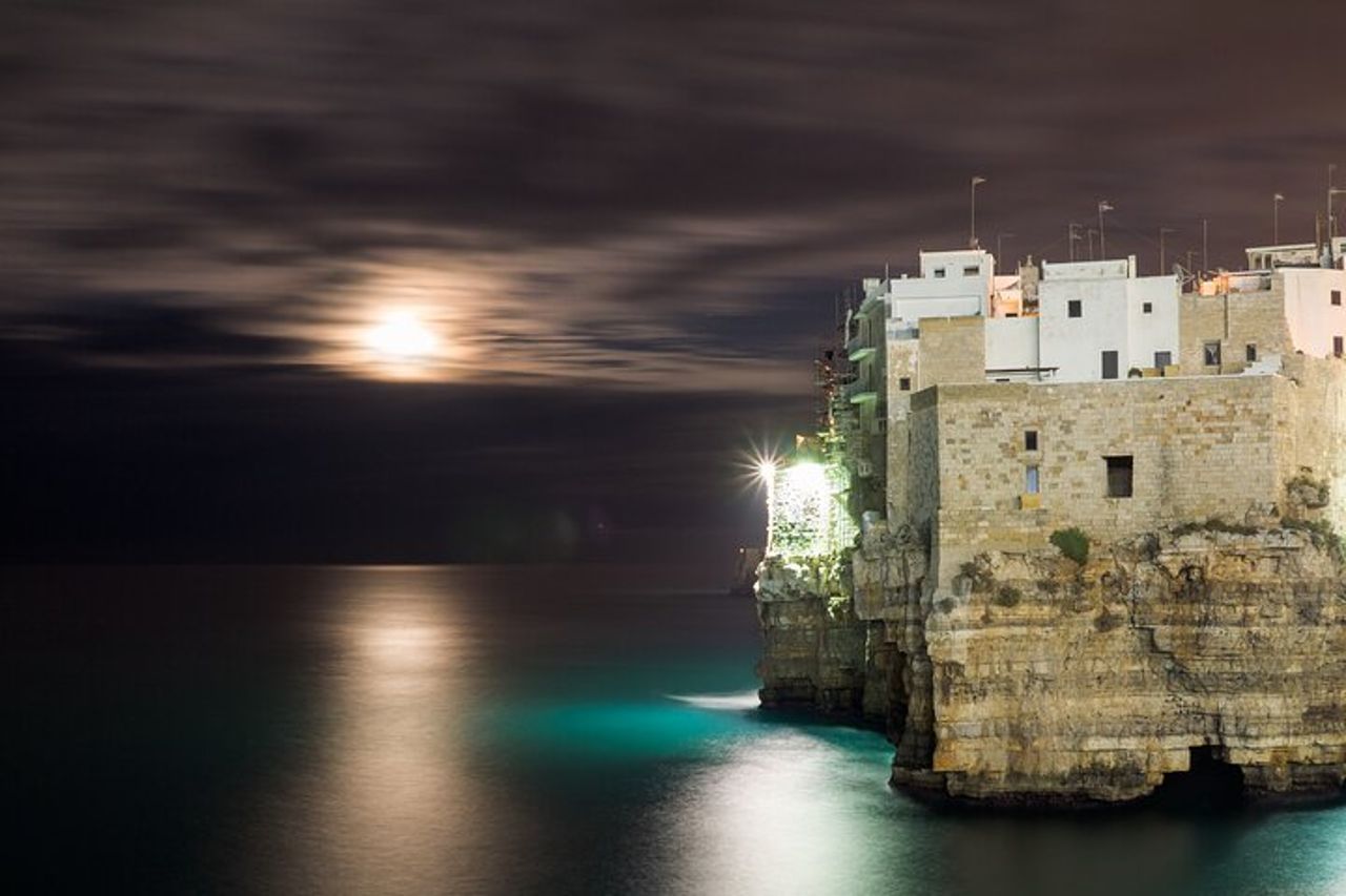 Tour privato notturno in barca 2h alle Grotte di Polignano a Mare