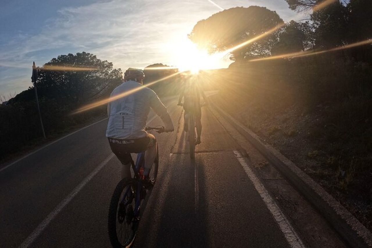 1 Ora E-bike Tour al Tramonto a Lacona adatto a Famiglie — 4