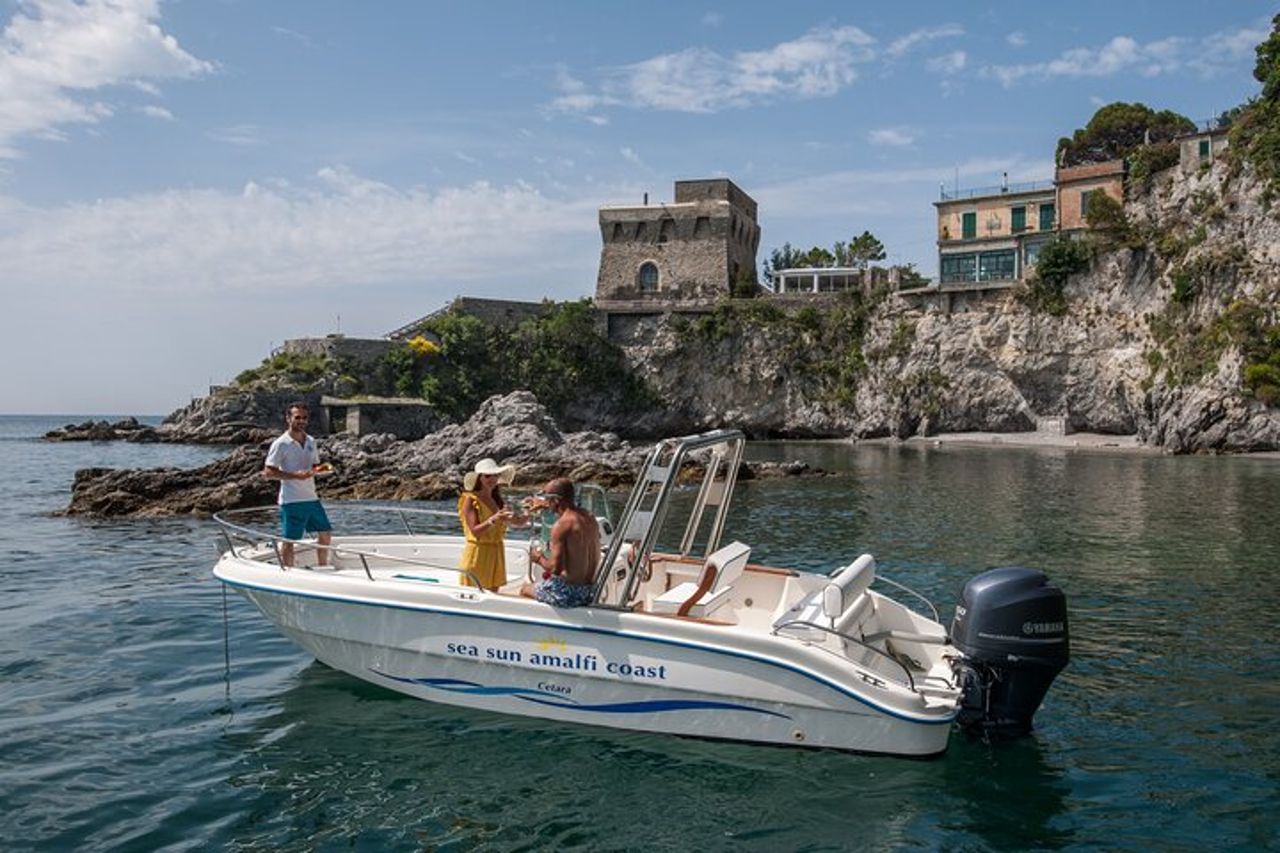 Tour in Barca a Capri con visita Isola,Grotte,Faraglioni — 3