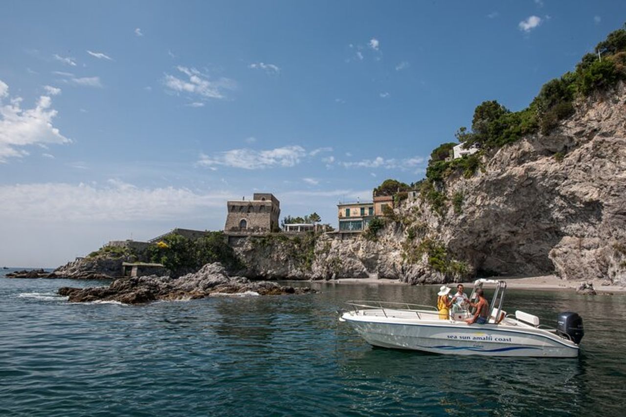 Tour in Barca a Capri con visita Isola,Grotte,Faraglioni — 7