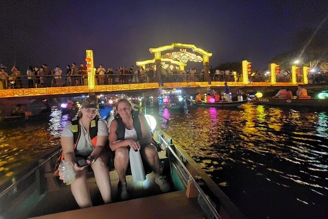 Hoi An Night Market con Hoi un tour a piedi, lanterne colorate, giro in barca — 9