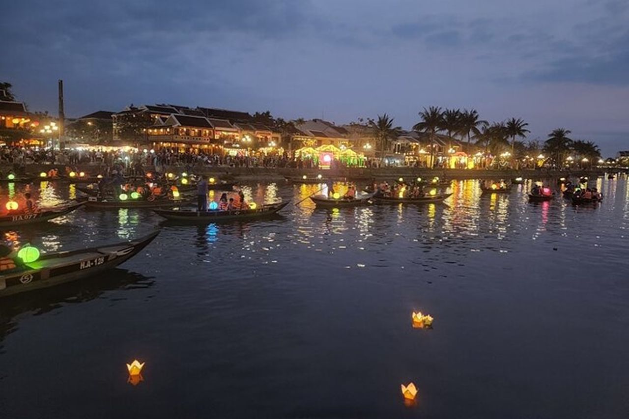 Hoi An Night Market con Hoi un tour a piedi, lanterne colorate, giro in barca — 4