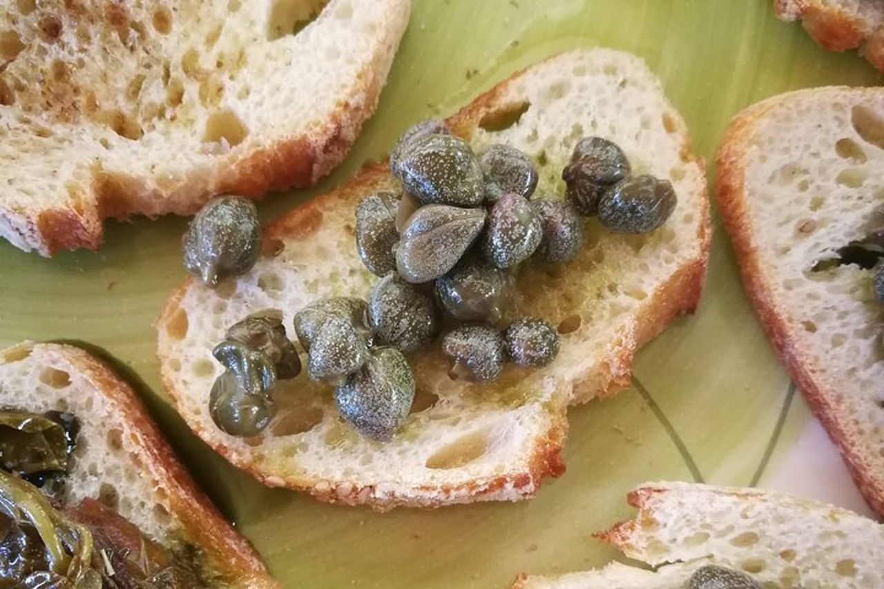 Cappero di Salina: Un'Esperienza di Degustazione Unica — 4