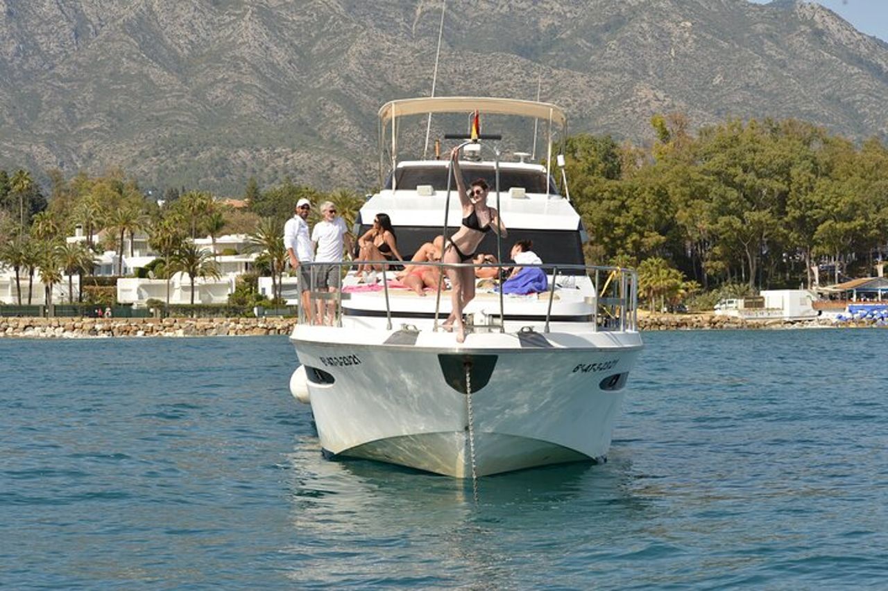 Yacht privato che naviga lungo la costa di Marbella — 5
