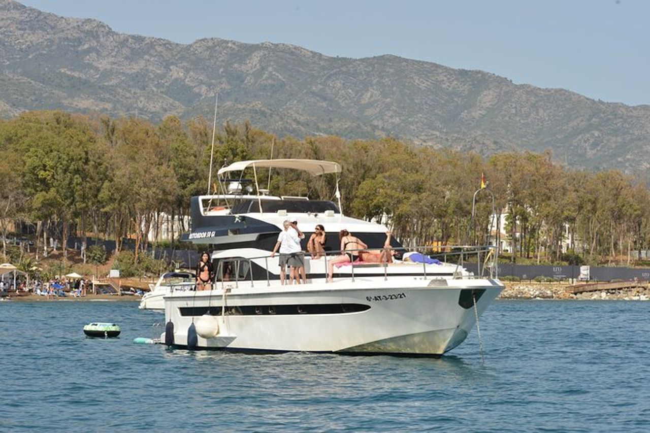 Yacht privato che naviga lungo la costa di Marbella