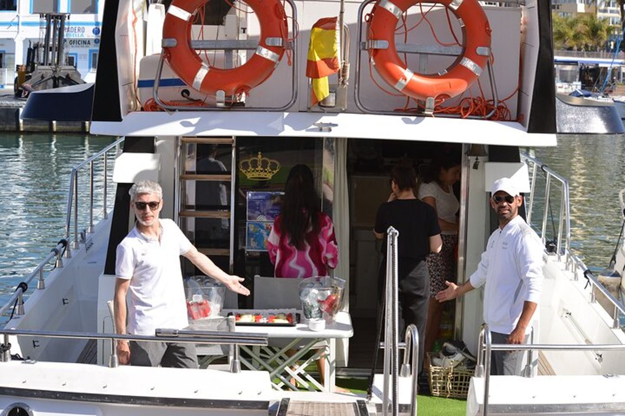 Yacht privato che naviga lungo la costa di Marbella — 7