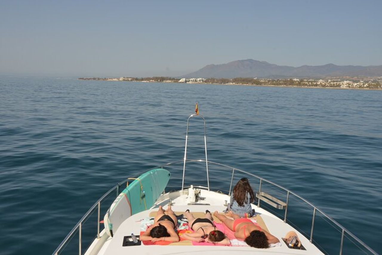 Yacht privato che naviga lungo la costa di Marbella — 8