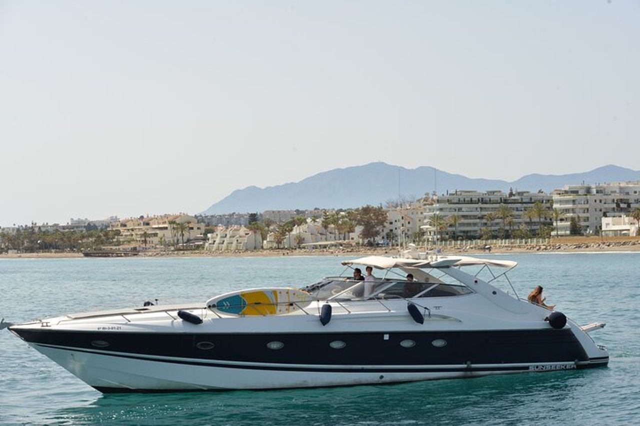 Goditi la costa di Marbella sullo yacht Sunseeker 63 Predator — 3