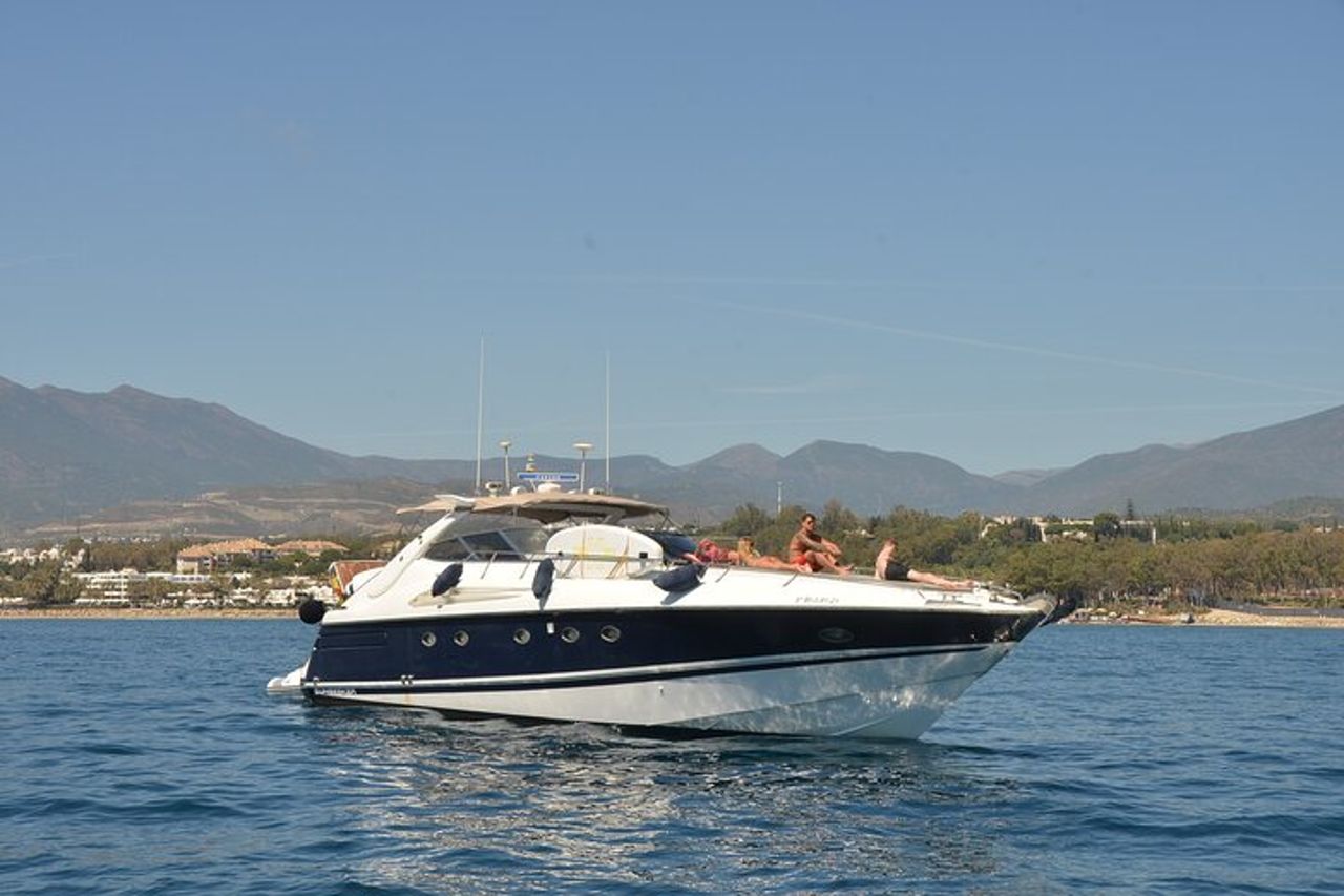 Goditi la costa di Marbella sullo yacht Sunseeker 63 Predator — 4