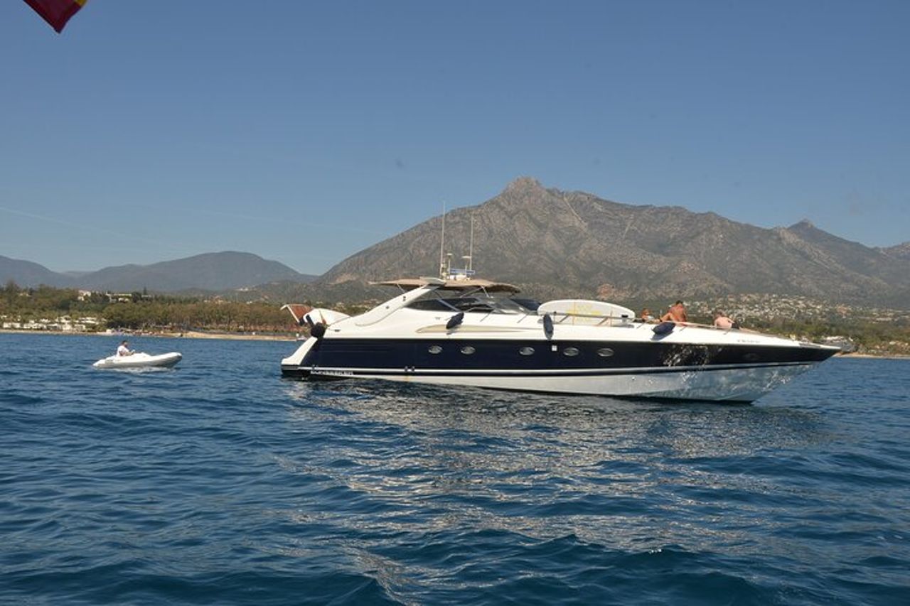 Goditi la costa di Marbella sullo yacht Sunseeker 63 Predator