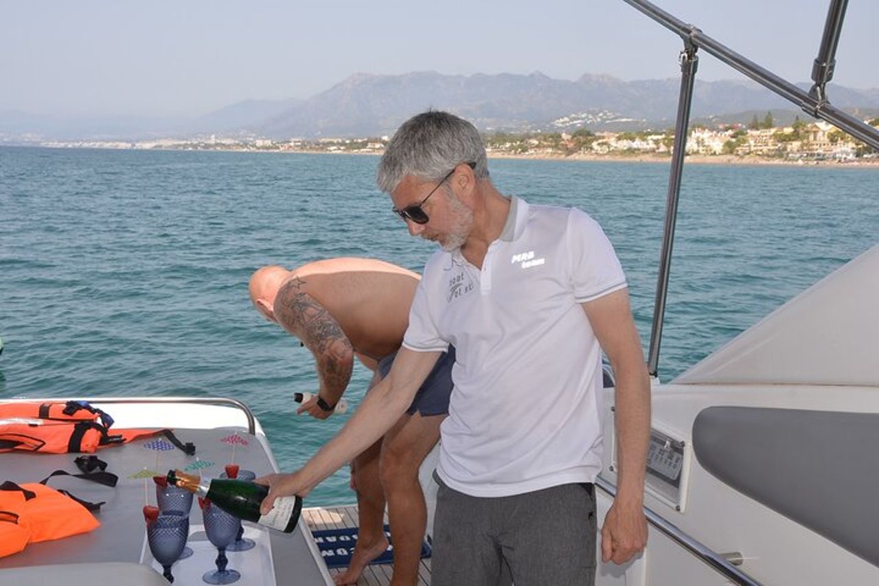 Goditi la costa di Marbella sullo yacht Sunseeker 63 Predator — 5