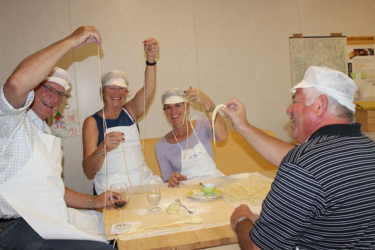 Lezione di cucina e pranzo a Montalcino con signora del posto — 4