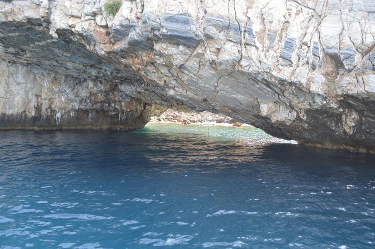 Crociera in catamarano di un'intera giornata a Paros — 6