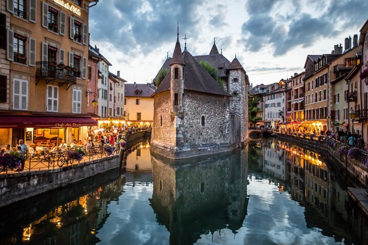 Tour privato ad Annecy con autobus sul tetto di vetro da Ginevra