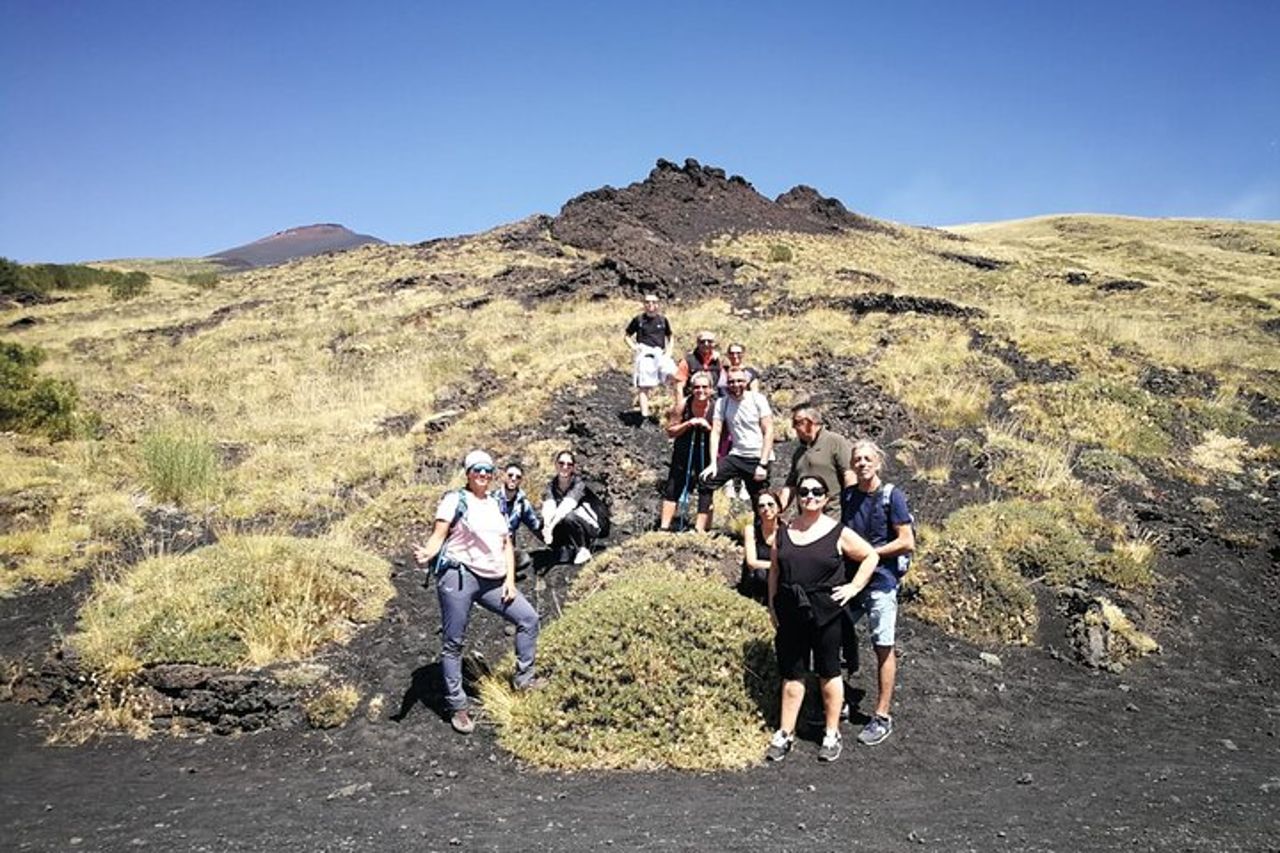 Esperienza all'alba sul Vulcano Etna - Trekking Guidato e Jeep — 2
