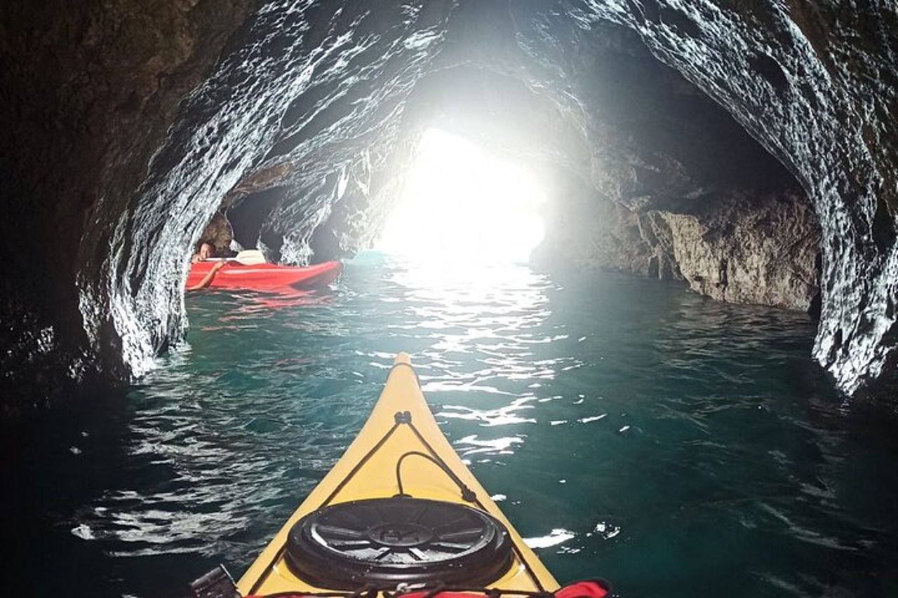 Avventura in kayak di un'intera giornata a Palinuro e alla Grotta Azzurra