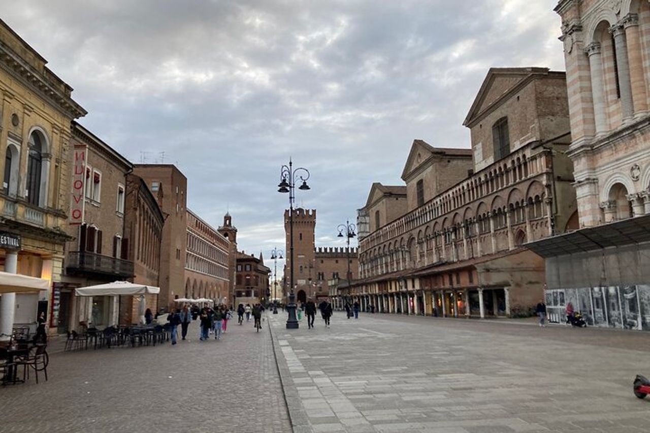 Ferrara Highlights Tour privato di notte — 5